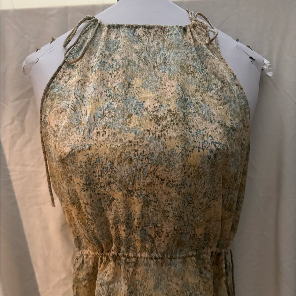 Super light and cool blouse for warm summers, goes well with shorts or jeans.